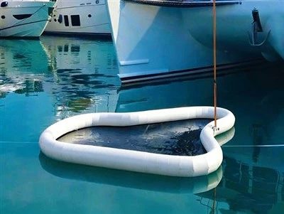 Ġugarelli ta 'l-Ilma li jżommu f'wiċċ l-ilma ta' Yacht li jintefħu